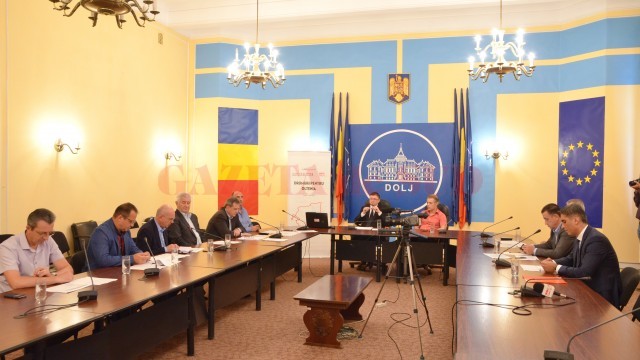 Participanții la dezbaterea „Drumuri pentru Oltenia“ au semnat o scrisoare comună pentru comisarii de la Bruxelles (Foto: GdS)