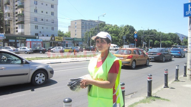 Luminița Cocîlnău vinde Gazeta de Sud în intersecția de la Viitorul (Foto: GdS)
