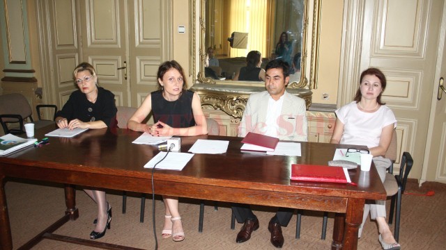 Mediatorii doljeni au o nouă structură, numită Corpul Profesional al Mediatorilor. La prezidiu s-au aflat șefii noii entități. (Foto: Traian Mitrache)