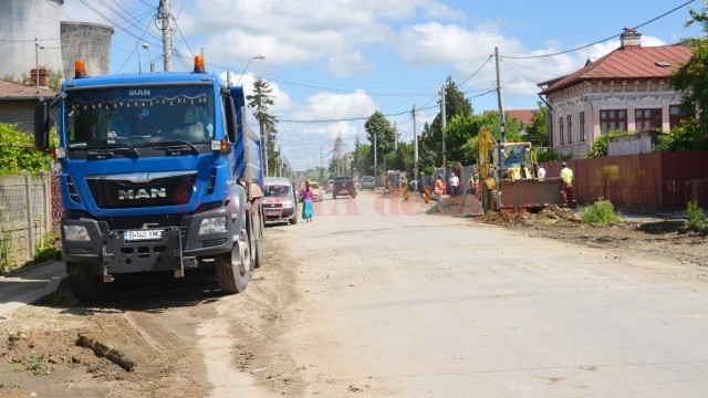 Săptămâna trecută, pe întreaga lungime a străzii Bariera Vâlcii se aflau doar câțiva muncitori care lucrau la montarea de borduri (Foto: Anca Ungurenuș)
