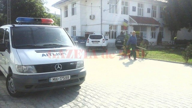 Sediul Primăriei Bâlteni a fost vizitat de anchetatori (Foto: Eugen Măruţă)