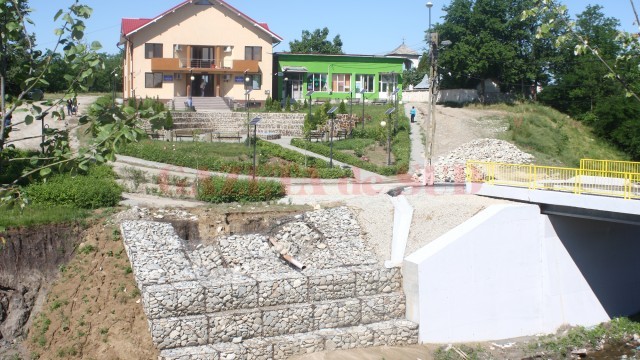 Problemele de la Podul peste pârâul Lumașu din Malu Mare au atras și atenția inspectorilor Camerei de Conturi Dolj (Foto: GdS)