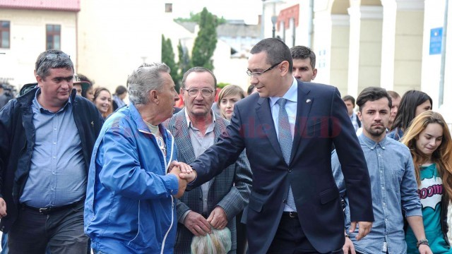 Victor Ponta pe vremea când dădea impresia că se preocupă de soarta oltenilor (Foto: Arhiva GdS)