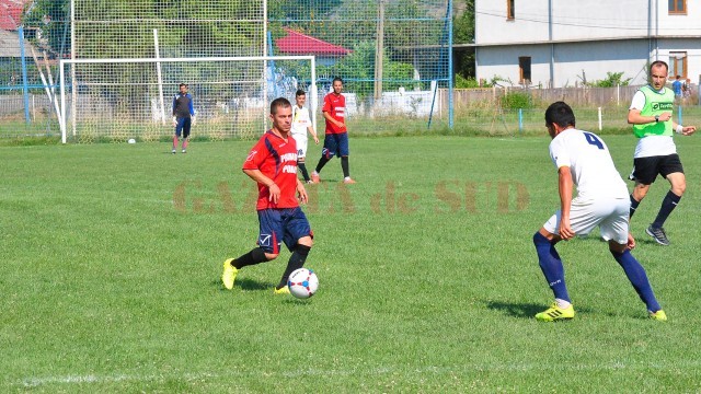 Podărenii (în roșu) au făcut instrucție cu Segarcea (foto: fcpodari.ro)