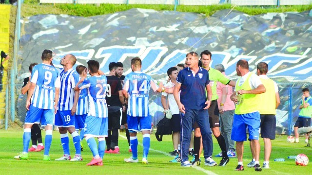 Emil Săndoi şi Sorin Cârţu trebuie să pregătească mai atent atacul şi finalizarea dacă vor să-şi vadă elevii învingând (Foto: Alexandru Vîrtosu)