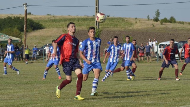 CSO Filiaşi şi CSU II Craiova au dus lupte grele cu căldura pentru gol la Mischii (foto: Alexandru Vîrtosu)