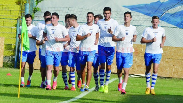 Andrei Ivan (al doilea de la dreapta la stânga) ştie că trebuie să se pună la punct cu pregătirea ca să revină în atenţia antrenorilor (Foto: Alexandru Vîrtosu)