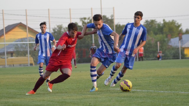 Jucătorii de la CSU II Craiova (în albastru) vor da piept cu ACSVM Craiova (foto: Alexandru Vîrtosu)