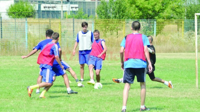 Aurel Lupu (la minge) are încredere în noii săi colegi (Foto: Alexandru Vîrtosu)