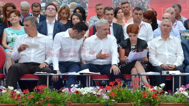 În prim-plan, Valeriu Zgonea (stânga), Claudiu Manda, Liviu Dragnea, Olguţa Vasilescu  şi Ion Prioteasa, la Conferinţa Judeţeană a PSD Dolj (Foto: Bogdan Grosu)