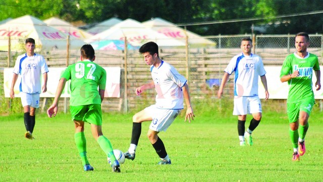 Dan Buzărnescu (la minge) a debutat la ACS Podari (Foto: fcpodari.ro)