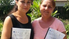 Elena Secu (dreapta) şi nepoata ei, Petronela Andrici, cursante în cadrul proiectului "Anotimpuri la borcan"