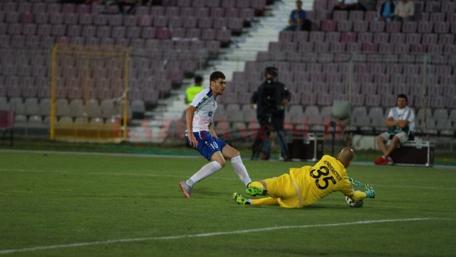 Mihai Roman (tricou alb) a fost grav accidentat de Cânu (foto: panduriics.ro)