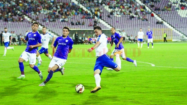 Gorjenii (tricouri albe) îşi doresc un rezultat pozitiv în faţa nou-promovatei FC Voluntari (Foto: panduriics.ro)