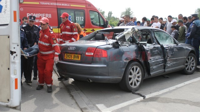 Pasagera de pe bancheta din spate a autoturismului Audi și-a pierdut viața în urma accidentului de circulație (FOTO: arhiva GdS)