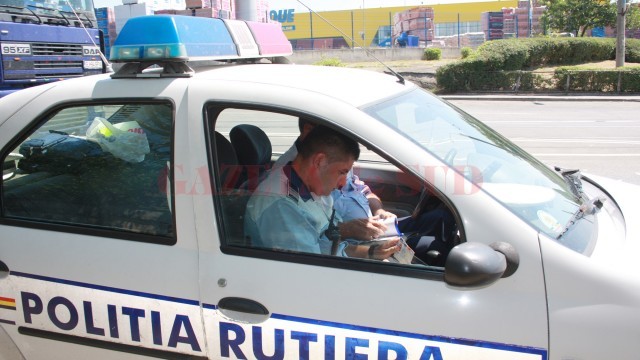 18 șoferi au fost sancționați ieri pentru că nu au acordat prioritate coloanei oamenilor legii (Foto: GdS)