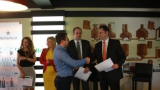 Directorul Heineken Craiova, Bogdan Cheța (foto dreapta), a acordat diplome reprezentanților celor două asociații care au câștigat finanțarea companiei pentru două proiecte comunitare