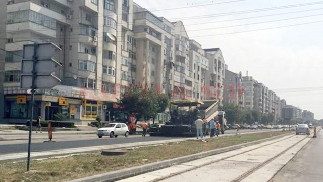 La ora prânzului, un singur utilaj specializat aplica asfalt, în zona intersecției Calea București cu bulevardul Carol I, la Universitate. După cum cu o floare nu se poate face primăvară, nici cu un utilaj nu se poate face prea multă asfaltare, sau oricum, nu prea repede. De acolo până la Facultatea de Mecanică sunt circa 1.600 m, apoi alți 1.200 m se adaugă de la Mecanică până la pasajul denivelat de la Electroputere. Socotind pe dus-întors, sunt vreo șase kilometri de covor asfaltic cu o lățime variabilă între 7 și 15 m. Adică o lucrare de prea mare anvergură...