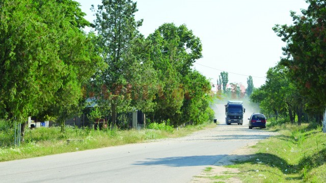 Administrația locală a început să asfalteze drumurile