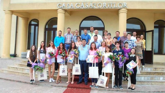 Elevii slătineni de nota zece la Evaluarea Naţională, premiaţi de primar (Foto: gazetanoua.ro)