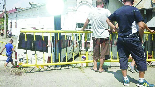 Microbuzul a aterizat tot pe roţi (Foto: Eugen Măruţă)
