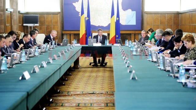 Creşterea indemnizaţiilor anumitor demnitari a fost aprobată într-o sedinţă de guvern condusă de prim-ministrul interimar Gabriel Oprea (Foto: gov.ro)