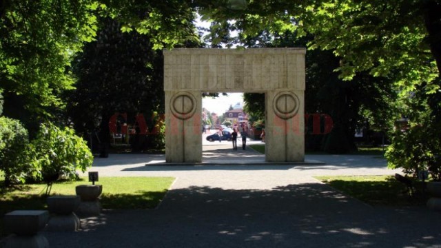 Festivalul a împrumutat numele cunoscutei opere brâncuşiene