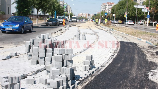 În zona Podului Electro, spațiile dintre liniile de tramvai sunt acoperite cu pavele, așa fiind prevăzut în proiect (Foto: Traian Mitrache)