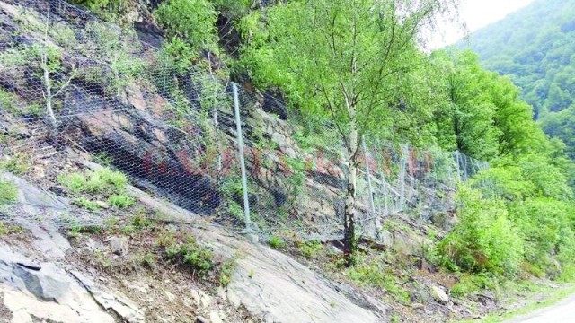 Alpiniştii vor monta plase de protecţie