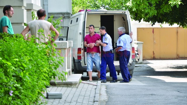 Craioveanul a fost dus ieri la Parchetul de pe lângă Tribunalul Dolj pentru a fi audiat de către procuror (Foto: GdS)