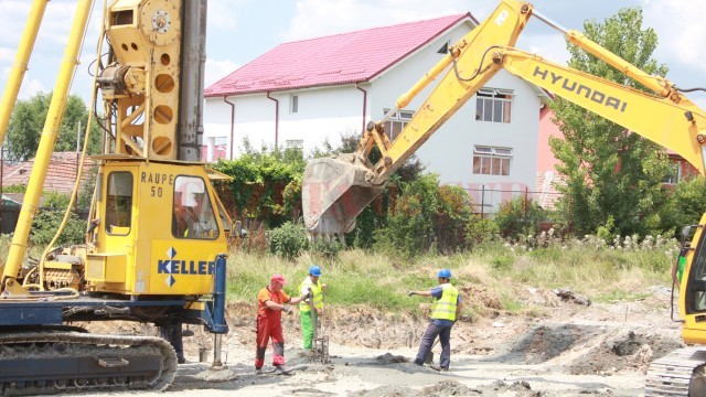 Constructorul de la stadionul de atletism lucrează în această perioadă la ridicarea tribunelor (Foto: Traian Mitrache)