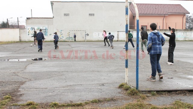 Pentru a închiria spațiile excedentare din școli, cum ar fi terenurile de fotbal, doritorii trebuie să parcurgă mai multe etape (Foto: Arhiva GdS)