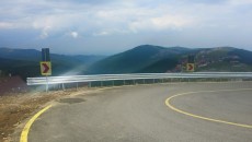 Semnalizarea de pe carosabil arată că Transalpina este un drum în lucru