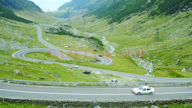 Transalpina este tranzitată săptămânal de mii şi mii de maşini