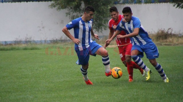 Robert Căle (dreapta, în albastru) şi colegii săi sunt gata de bătăliile oficiale din Cupă şi campionatul Ligii a III-a (foto: csuc.ro)