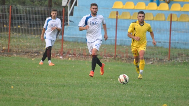 Podărenii (în alb) au făcut un antrenament bun la Horezu (foto: fcpodari.ro)