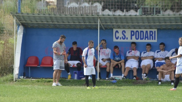 Dragoş Bon şi-a îmbărbătat elevii la pauză şi lucrurile s-au schimbat în bine în repriza a doua (Foto: Alexandru Vîrtosu)