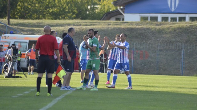 Apostol Popov (numărul 18) a părăsit terenul în debutul partidei (foto: Alexandru Vîrtosu)