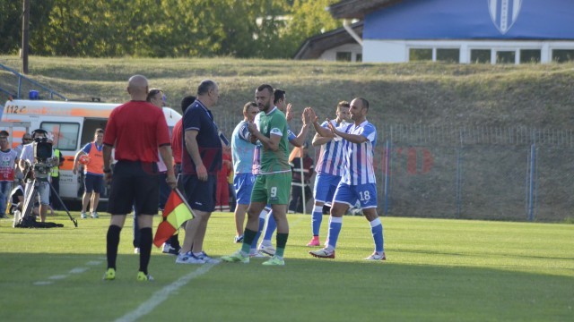 Apostol Popov (numărul 18) a părăsit terenul în debutul partidei (foto: Alexandru Vîrtosu) 