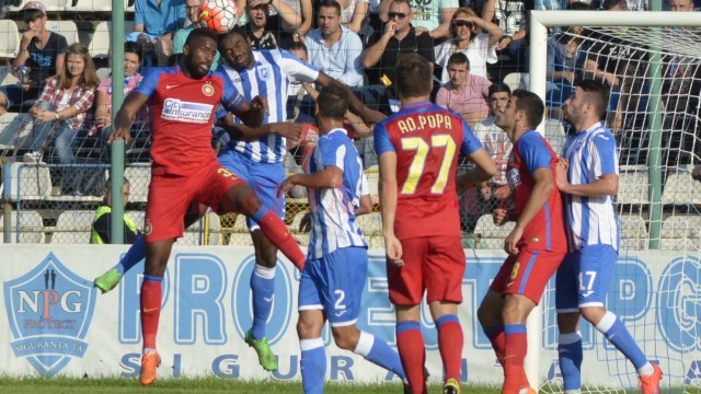 Craiovenii (în alb-albastru) au luptat pentru fiecare balon în disputa cu Steaua (foto: Alexandru Vîrtosu)