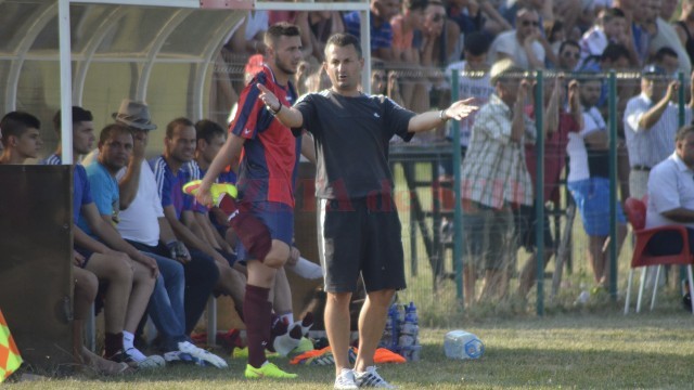 Viorel Cojocaru şi-ar dori mai multă eficienţă de la elevii săi (Foto: Alexandru Vîrtosu)