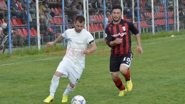 Dorin Preda (la minge) şi colegii săi au pierdut primul test din Serbia (foto: Alexandru Vîrtosu)