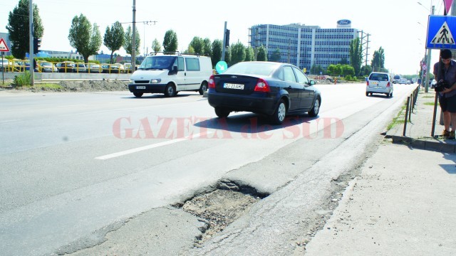 Una din cele două gropi de pe strada Henry Ford care aşteaptă atenţia primăriei (Foto: Valentin Tudor)