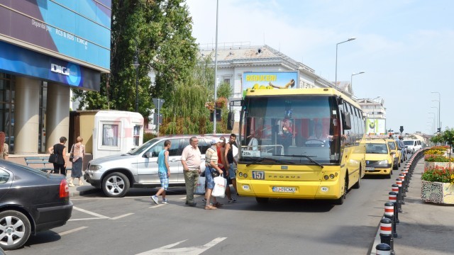 În stația de autobuz de pe strada Arieș parchează maşini, iar autobuzele sunt nevoite să oprească în stradă să ia călătorii cauzând astfel ambuteiaje în trafic (Foto: GdS)