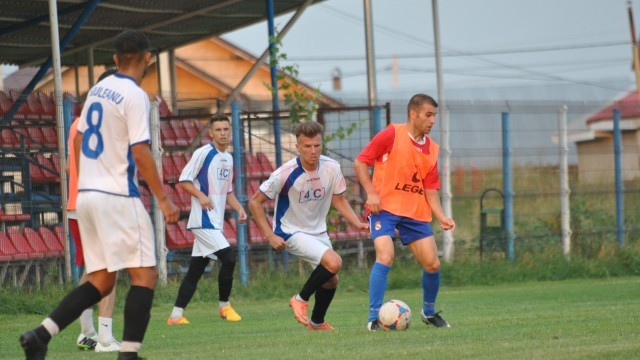 Podărenii (în alb) s-au impus în faţa Dunării Bistreţ (foto: fcpodari.ro)