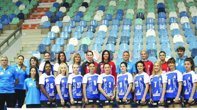 La şedinţa foto, jucătoarele şi staff-ul au fost cu zâmbetul pe buze şi aşa speră să fie şi după primul meci din campionat