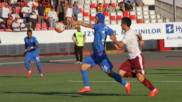 Andrei Ivan (în albastru) şi colegii săi au reuşit cea de-a doua victorie din acest sezon (foto: csuc.ro)