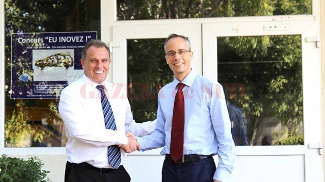 John Oldham, manager asistent la Operaţiuni Vehuicule Craiova, şi Jaime Ortiz-Canavate, manager la Fabrica de Motoare Craiova