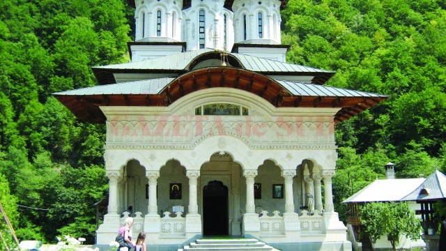 Manastirea_Lainic_fatada