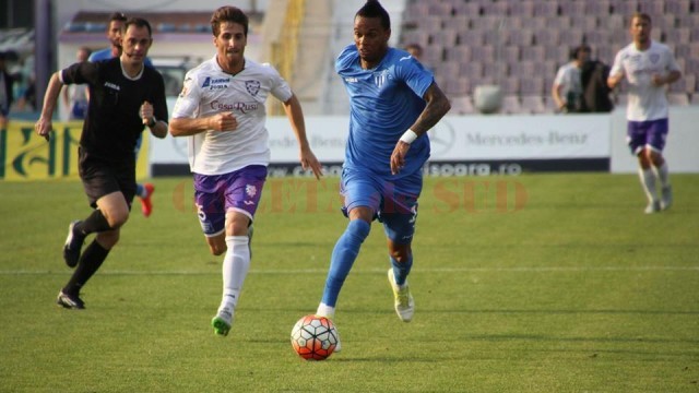 Nuno Rocha (în albastru) a reuşit să marcheze primul gol din acest sezon (foto: csuc.ro)